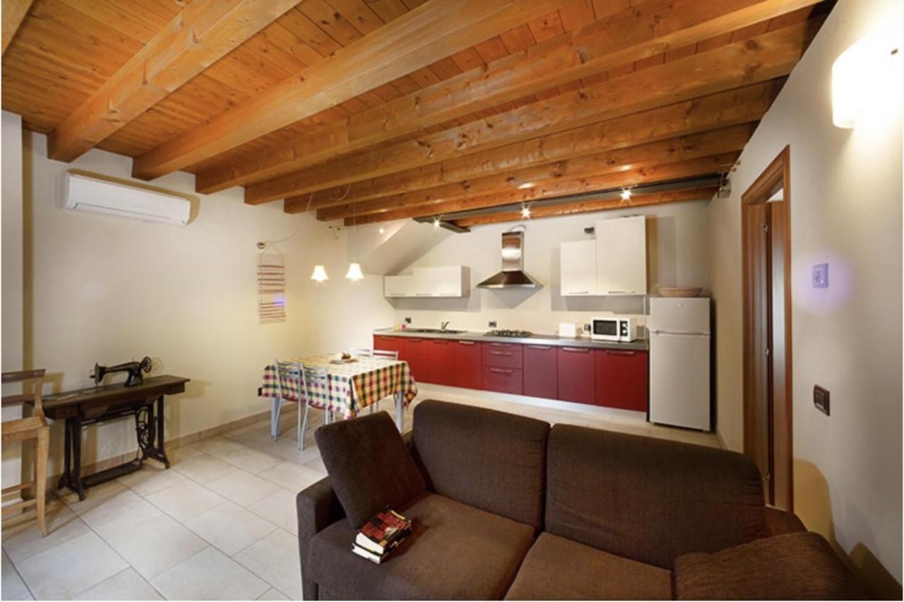 La Casa Del Nonno Aparthotel Monzambano Eksteriør bilde