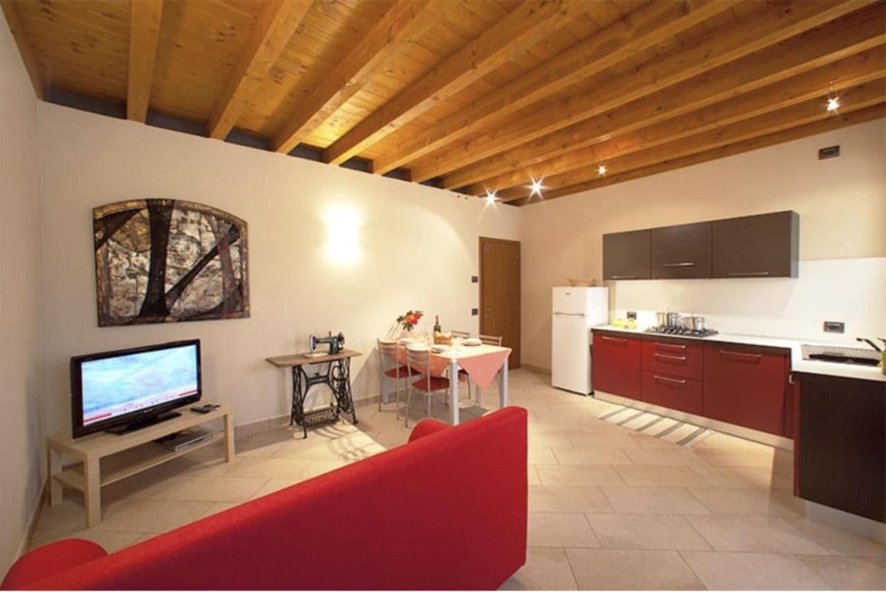 La Casa Del Nonno Aparthotel Monzambano Eksteriør bilde