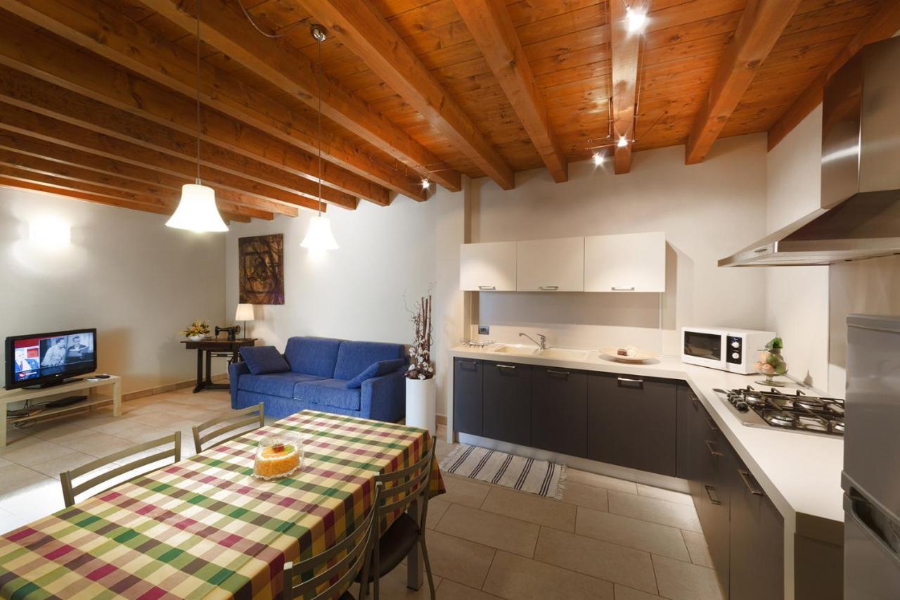La Casa Del Nonno Aparthotel Monzambano Eksteriør bilde