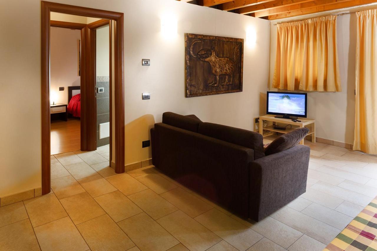 La Casa Del Nonno Aparthotel Monzambano Eksteriør bilde