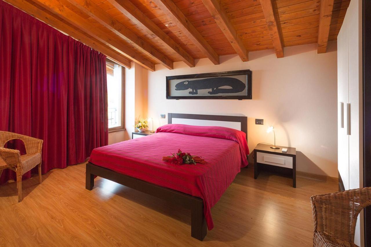 La Casa Del Nonno Aparthotel Monzambano Eksteriør bilde